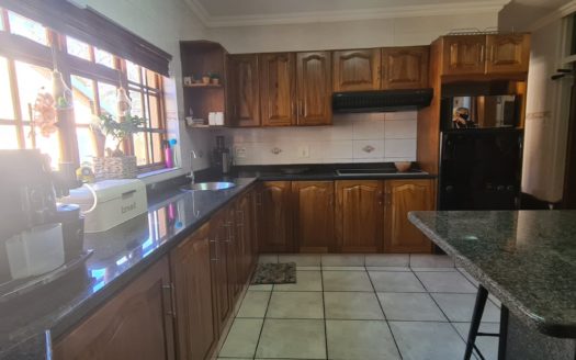 5 Bedroom Beauty in the Secunda Green Area